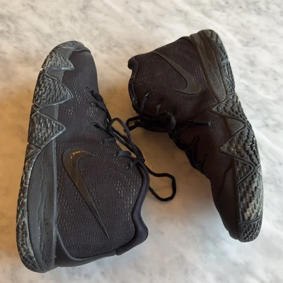Nike Kyrie Blackout